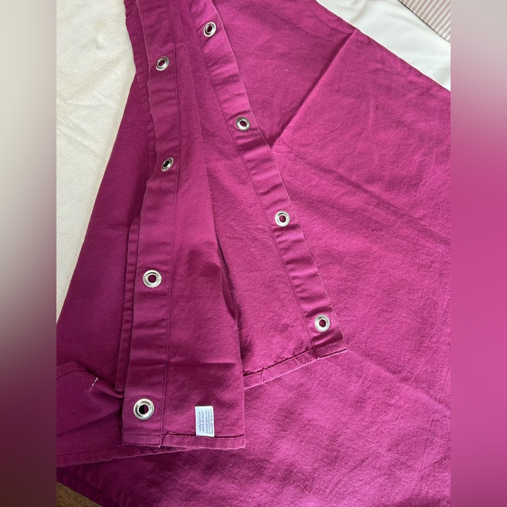 Magenta 12 Grommet Top Shower Curtain, sized 70”x70”. WITH NEW liner included!